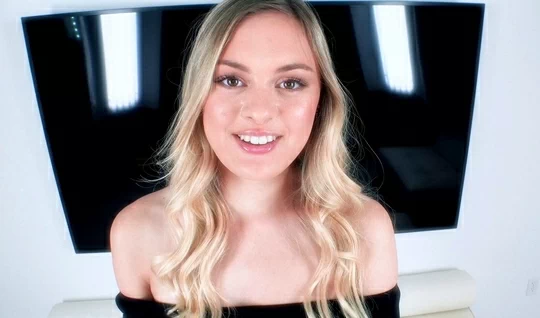 Blonde close-up pussy gets fucked at porn casting