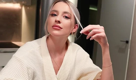 He treated the Russian neighbor with his sweet member in the kitchen