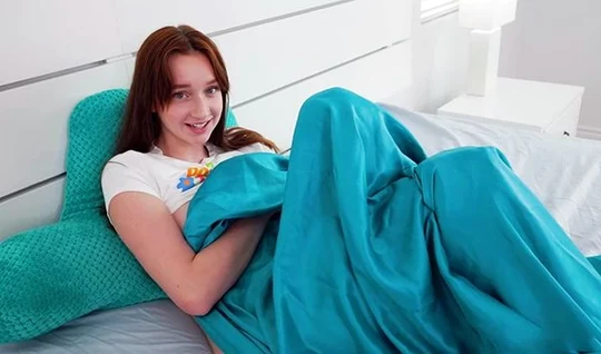 Sweet Sister touches the brother of his brother in the first -person video