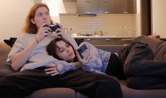 Russian chick with a hot blowjob distracted the gamer from the game