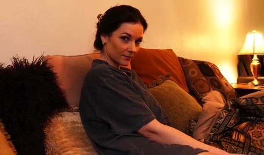 Mom out of boredom takes stepsons hot dick in her mouth in the evening